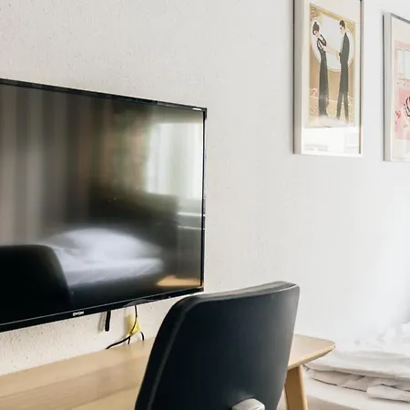 Centrally Located 2-room Apartamento