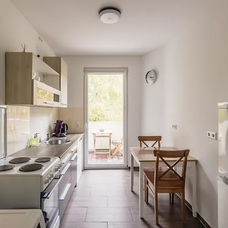 Centrally Located 2-room Apartamento *
