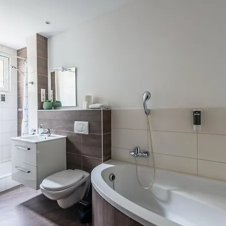 Centrally Located 2-room Apartamento