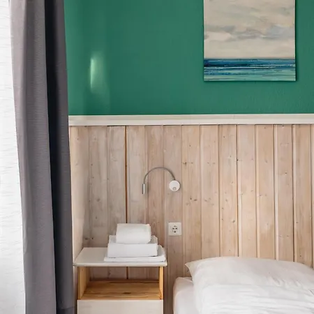 Centrally Located 2-room Apartamento