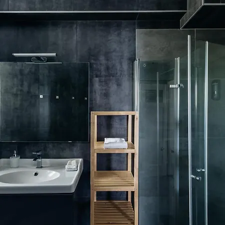 Centrally Located 2-room 아파트 *