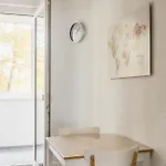 Centrally Located 2-room Apartamento